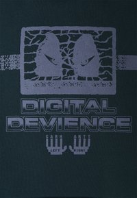Tmavě zelená látka se šedým grafickým potiskem obsahujícím slova „DIGITAL DEVIENCE“ a ilustrace rukou označené jako „LEFT“ a „RIGHT“.