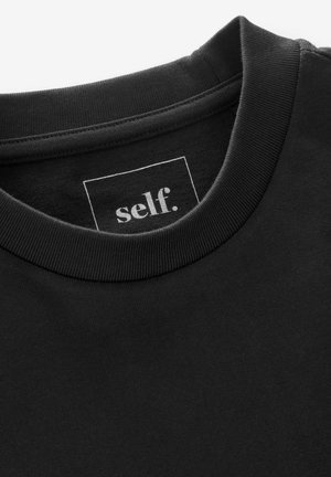 Fekete crew neck póló, pamut keverék anyagból készült. Bordás gallérral és "self." felirattal ellátott címkével rendelkezik, fehér színben.