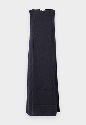 Vestido sin mangas azul marino con silueta recta, confeccionado en una tela texturizada con patrones sutiles y un dobladillo a la altura de la rodilla.