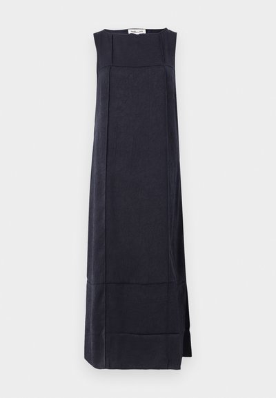 Tumesinise värviga varrukateta kleit sirge siluetiga, millel on tekstuuriga kangas õrnade mustritega ja põlveni ulatuv serv.