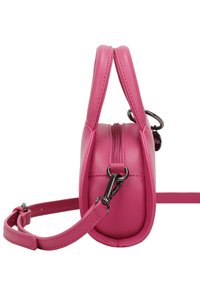 Klein, roze leren handtas met een ronde vorm, ritsluiting, dubbele handgrepen en een verstelbare schouderband. Voorzien van glanzend zwart hardware en een sleutelhanger.