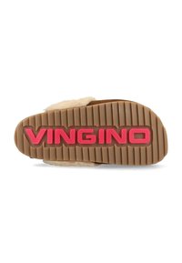 Bruine rubberen zool met diepe groeven, met een roze "VINGINO" logo. Het bovenste gedeelte toont een zacht, beige materiaal dat comfort uitstraalt.