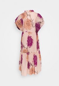 Kukkamekko lyhyillä lentosateilla, vaaleanpunaisena, jossa on purppuran ja oranssin kuvioita, sisältäen pilkkuja ja kerrostetun hameen muotoilun.