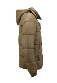 Pufferjack in olijfgroen, met een capuchon, een gewatteerd ontwerp, twee zijzakken en elastische manchetten voor extra warmte.