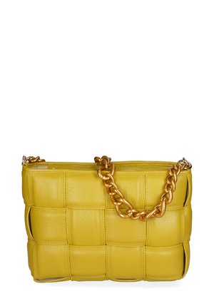 Borsa a mano gialla in pelle con texture intrecciata, dotata di una tracolla in catena d'oro annodata e chiusura con zip. Forma rettangolare compatta.