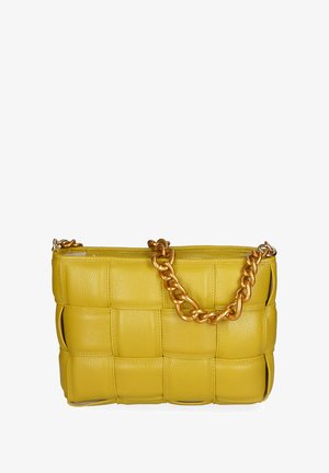 Sac à main en cuir jaune avec une texture tissée, doté d'une chaîne en or tressée et d'une fermeture éclair. Forme rectangulaire compacte.