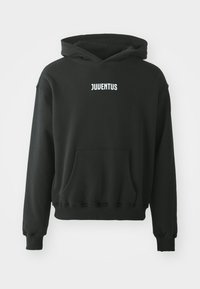 Čierna mikina s kapucňou vyrobená z bavlny, s klokaním vreckom, rebrovanými manžetami a spodným lemom. Na prednej strane je nápis "JUVENTUS" v bielej farbe.