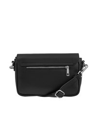 Bolso cruzado de cuero negro con superficie texturizada, bolsillo frontal con cremallera, correa ajustable y acentos de hardware plateado.