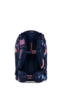 Zaino in tessuto blu navy, con motivi astratti rosa e blu, spallacci imbottiti, fibbia in vita regolabile, supporto posteriore in rete e logo.