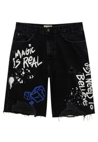 Shorts en denim noir avec des détails vieillissants. Présente un texte et des motifs graphiques blancs et bleus. Taille mi-haute, design à cinq poches.