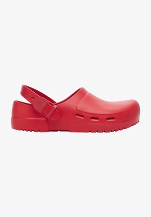 Roter Gummiclog mit verstellbarem Fersenriemen, Lüftungsschlitzen an den Seiten und einer profilierten Sohle für besseren Halt.