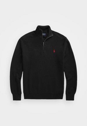 Pull noir à manches longues avec fermeture éclair au quart, poignets et taille côtelés, avec un petit logo rouge brodé sur la poitrine gauche.