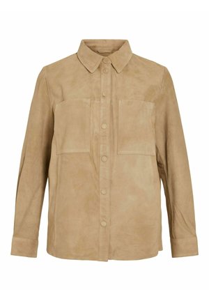 Veste en daim beige à boutons, manches longues, col pointu et deux grandes poches poitrine, présentée sur fond blanc.