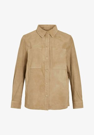 Beige Wildlederjacke mit Knöpfen, langen Ärmeln, spitzem Kragen und zwei großen Brusttaschen, präsentiert auf weißem Hintergrund.