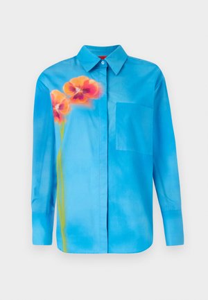 Camicia azzurro chiaro con bottoni, realizzata in tessuto morbido. Presenta una stampa di fiori arancioni e una tasca sul lato sinistro.