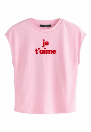 Lyserød bomulds-T-shirt med korte ærmer og en afslappet pasform. Har "je t'aime" trykt i fede røde bogstaver over fronten.