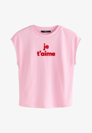 Różowy bawełniany t-shirt z krótkimi rękawami i luźnym krojem. Na przodzie nadrukowane grubymi czerwonymi literami „je t'aime”.