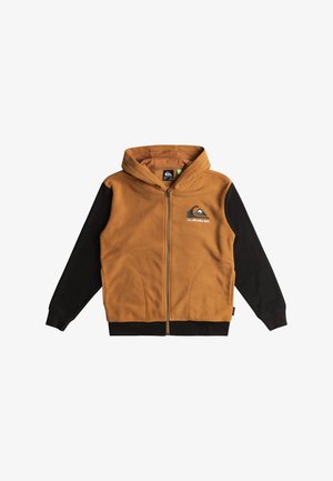 Sudadera con capucha en forro polar marrón con mangas negras, presenta un cierre frontal y un detalle del logo. Combinada con pantalones de chándal negros.