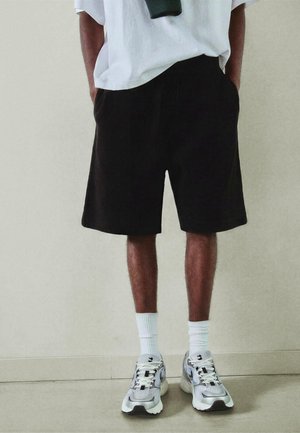 Bershka LOOSE-FIT - BERMUDA - Shorts - black