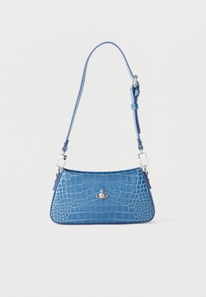 Sac d'épaule en cuir bleu à texture crocodile avec sangle ajustable et fermoir logo argenté en forme d'orbe sur le devant.