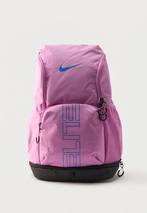 Różowo-czarny plecak Nike Elite z niebieskim logo Swoosh, przednia kieszeń na zamek, boczna siateczkowa kieszeń i podwójne suwaki.