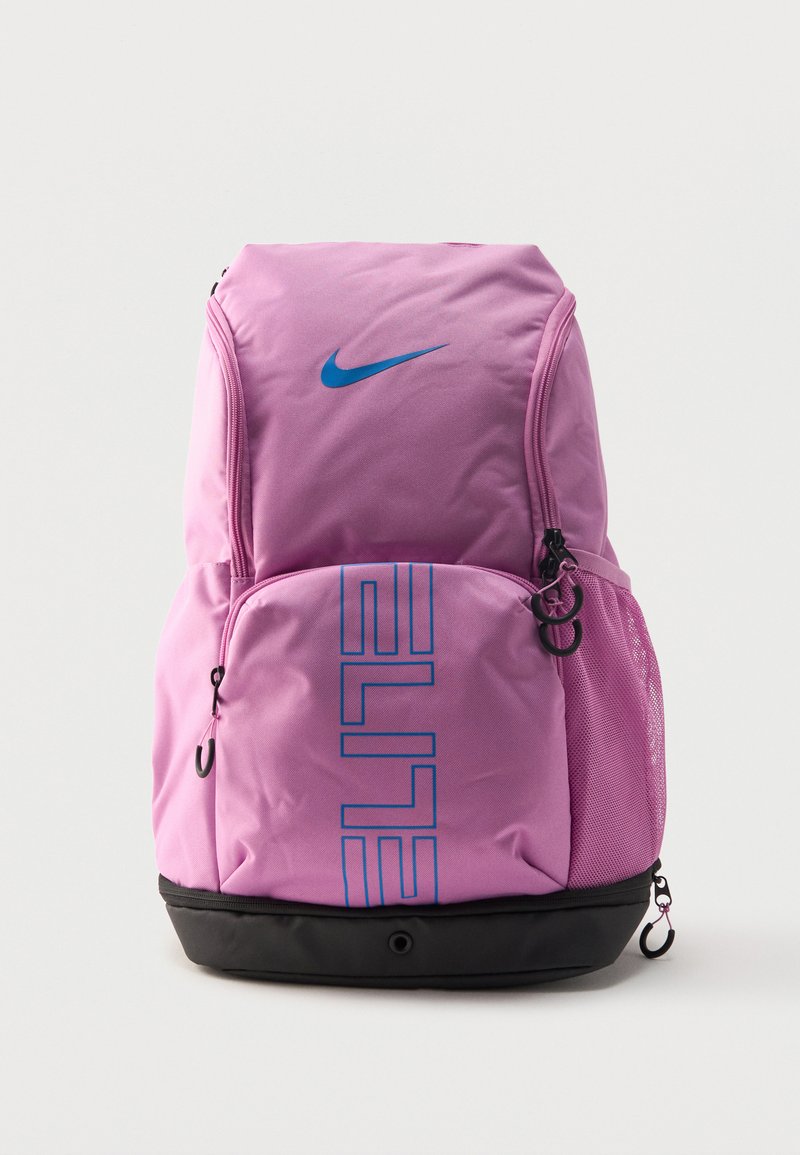 Ροζ και μαύρο σακίδιο Nike Elite με μπλε λογότυπο swoosh, εμπρόσθια τσέπη με φερμουάρ, πλευρική δίχτυ θήκη και διπλά φερμουάρ.