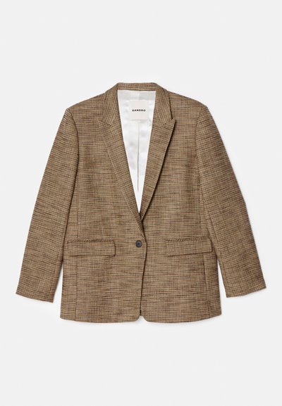 Brun ternet blazer med to forlommer, enkelt knaplukning, spidse lapeller og et struktureret stofmønster. Foret indvendig.