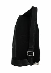 Mochila negra hecha de malla y cuero. Cuenta con un cierre de cremallera, correa ajustable y herrajes plateados. Superficie texturizada con detalle de logo.