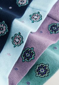 Multifarvede sokker med blomster mønstre; marineblå, lyseblå, lavendel og grønne farver; struktureret strikstof med intrikate broderi detaljer.