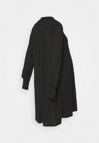 Musta mekko, jossa on teksturoitu, uritettu muotoilu, pitkät hihat ja korkea kaulus. Kangas on hienovaraisesti kiiltävä ja siinä on rento siluetti.