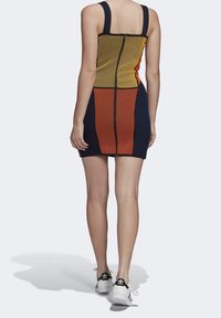 adidas Originals Pouzdrové šaty - mustard yellow