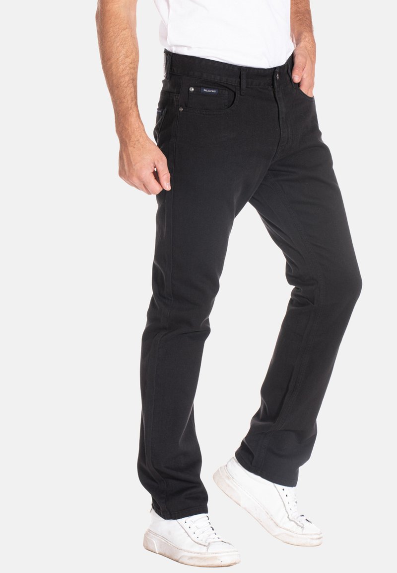 Jeans noirs en denim, avec une coupe droite, un design classique à cinq poches, des passants de ceinture et une étiquette de marque discrète sur la ceinture.