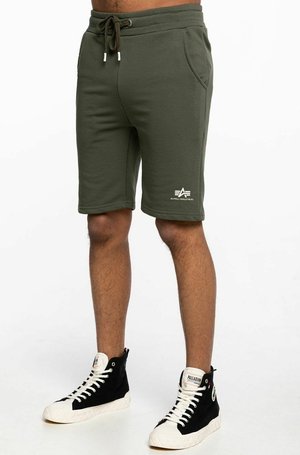 Pantaloni corti in cotone verde oliva con vita elasticizzata e cordoncino, dotati di tasche laterali e un logo bianco sulla gamba.