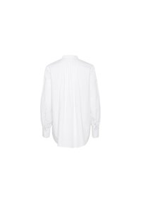 Blouse blanche à manches longues avec des plis dans le dos et des poignets boutonnés, vue de dos sur un fond uni.