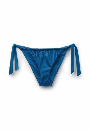 Modré spodní díly bikin se zavazováním po stranách a našitou řasenou přední částí, položeny na bílém pozadí.