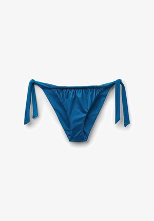 Modré spodní díly bikin se zavazováním po stranách a našitou řasenou přední částí, položeny na bílém pozadí.