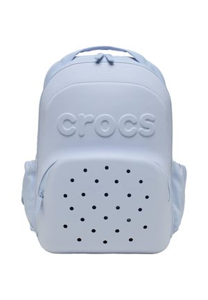 Hellblauer Crocs-Rucksack mit frontaler Reißverschlusstasche, die Belüftungslöcher aufweist, und geprägtem Markennamen am Hauptfach.