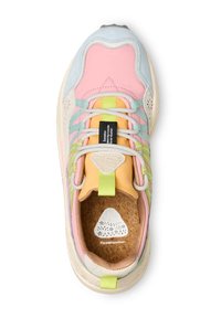 Sneaker multicolore con parte superiore rosa e azzurro chiaro, sovrapposizioni testurizzate e soletta in sughero. Presenta un'etichetta di accento verde e una suola grigia.