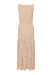 Robe maxi rose blush sans manches avec plis diagonaux texturés sur le corsage et plis verticaux sur la jupe fluide.