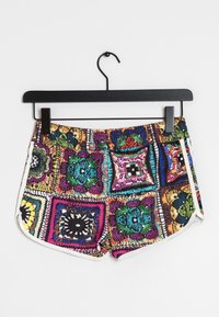 Wielokolorowe szorty z patchworkowym kwiatowym wzorem z misternymi motywami, białą talią i gładką fakturą.