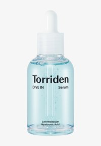 Funktionel pipetteflaske mærket "Torriden Dive In Serum" med lyseblå væske og bobler, der indeholder lavmolekylær hyaluronsyre.