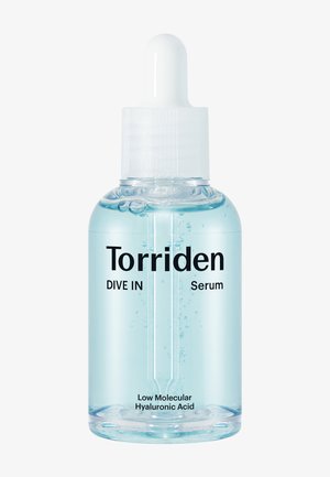 Botella cuentagotas transparente etiquetada "Torriden Dive In Serum" con líquido azul claro y burbujas, que presenta ácido hialurónico de bajo peso molecular.