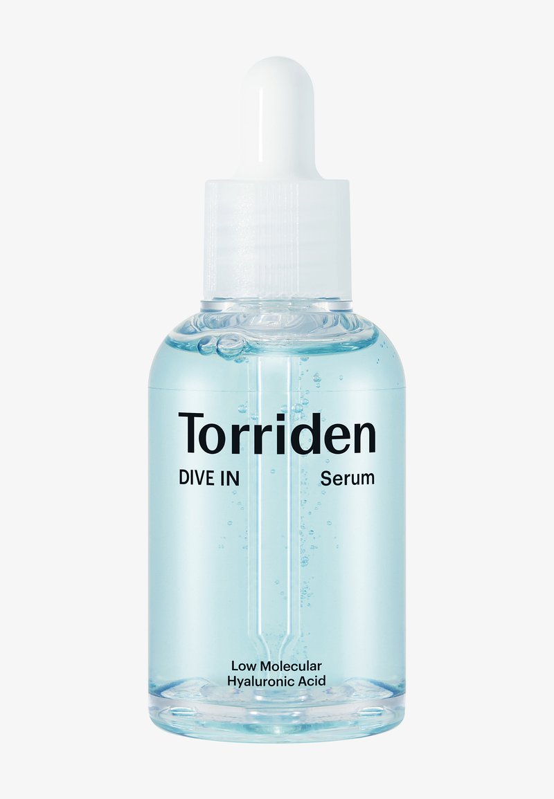 Funktionel pipetteflaske mærket "Torriden Dive In Serum" med lyseblå væske og bobler, der indeholder lavmolekylær hyaluronsyre.