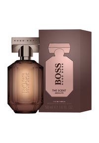 Hugo Boss doft med en amberfärgad glasflaska, geometrisk design, bronserade accenter och en matchande låda märkt "The Scent Absolute," 50 ml.