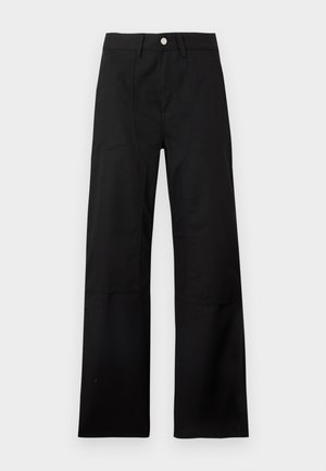 Čierne široké nohavice s vysokým pásom, opaskovými pútkami, strieborným gombíkom a viditeľnými švami na predných paneloch.