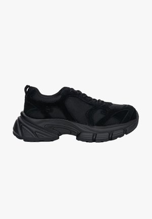 Czarny sportowy sneaker z cholewką z siateczki i zamszu, grubą wyściełaną podeszwą oraz wiązaniem na sznurówki, pokazany z boku na jednolitym białym tle.