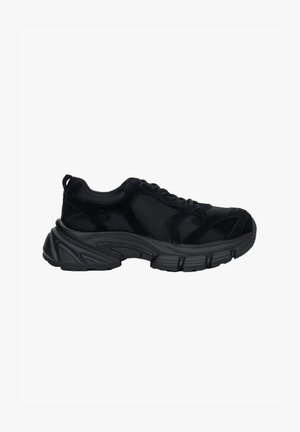 Schwarzer Sportschuh mit Mesh- und Wildlederoberteil, dicker gepolsterter Sohle und Schnürverschluss, von der Seite auf weißem Hintergrund gezeigt.