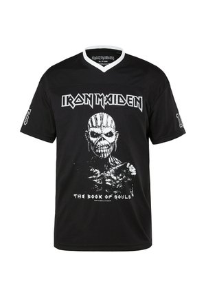Camiseta negra de la banda Iron Maiden con ribete blanco en el cuello, que presenta una figura con cara de calavera, el nombre de la banda y el texto "The Book of Souls" en el frente.