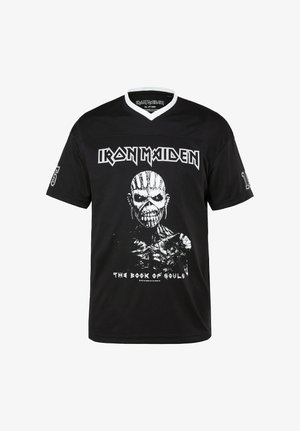 Schwarzes Iron Maiden Band-T-Shirt mit weißem Kragenbesatz, darauf eine Figur mit Totenschädel, der Bandname und der Schriftzug "The Book of Souls" auf der Vorderseite.