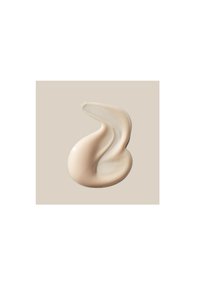 Cremefarvet kosmetikprodukt snoet i en unik form, med en blank finish på en blød taupe baggrund.